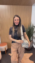 Carregar e reproduzir vídeo no visualizador da galeria, LANÇAMENTO! Bolsa MAX POCHETE ARPOADOR em couro legítimo
