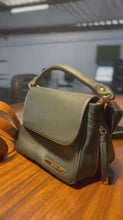 Carregar e reproduzir vídeo no visualizador da galeria, Bolsa INGLESA em couro legítimo
