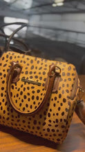 Carregar e reproduzir vídeo no visualizador da galeria, LANÇAMENTO! Bolsa BONATA em couro legítimo
