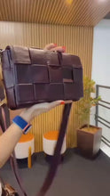 Carregar e reproduzir vídeo no visualizador da galeria, Bolsa BARILOCHE em couro legítimo
