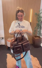 Carregar e reproduzir vídeo no visualizador da galeria, Bolsa COPENHAGEN em couro legítimo - Novidade! Agora em dois tamanhos

