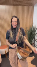 Carregar e reproduzir vídeo no visualizador da galeria, Bolsa IPANEMA em couro legítimo
