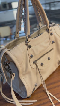 Bolsa SPALLA (inspiração Balenciagga) em couro legítimo