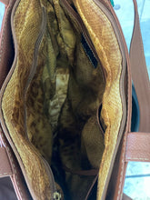Carregar imagem no visualizador da galeria, Bolsa CAIRO em couro legítimo
