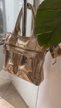 Carregar imagem no visualizador da galeria, Bolsa BARCELONA em couro legítimo
